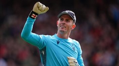 Výsměch fanouškům Reds. Brankář Nottinghamu jim ukázal sprosté gesto