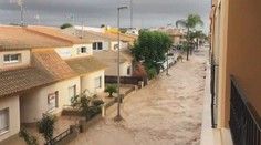 Španělsko dál trápí bouře. Dva lidé zemřeli v autě, které strhla voda