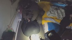Schoval se za skříň. Muž podezřelý z prodeje pervitinu se policii ukrýt nedokázal