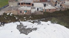 "Létající" pěna pokryla kolumbijské město. Může za to znečištěná řeka