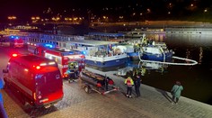 Výletní loď se začala potápět v centru Prahy, lidé se včas dostali na břeh