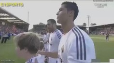 VIDEO: Je libo masáž od Ronalda? Proč ne, štěstí měl malý klučina