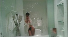 Rihanna se fotila nahá před zrcadlem. FOTKY