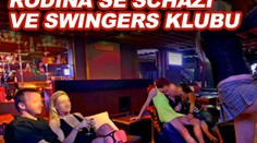 Rodina se schází ve swingers klubu