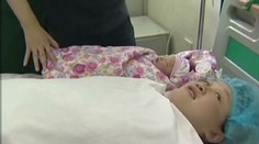 Ležela dva dny v troskách, teď porodila dítě
