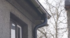 Muži ji měli vyměnit okapy, místo toho seniorka přišla o desítky tisíc