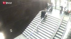 ZÁZNAM Z KAMERY: Zloděj zbil a okradl ochranku