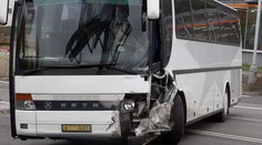 Řidič špatně odhadl zatáčku! Dvě děti pořezalo vypadané sklo