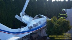 Na zahradu rodinného domu spadlo malé letadlo. Posádka nehodu nepřežila