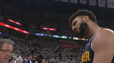 Šílenou koncovku poločasu završil koš s klaksonem. Denver srovnal sérii