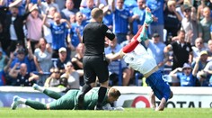 Zbláznil se? Gólman v Anglii během chvíle zlikvidoval dva soupeře