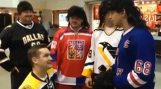PŘÍSAHEJ NA JÁGRA: Fanoušci pasovali do klubu novice z Bostonu