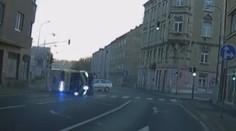 VIDEO: Kombík smetl sanitku, která vezla dítě. Vše zachytily kamery