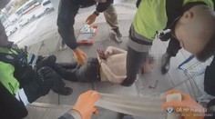 VIDEO: Strážníci zadrželi muže, který se v Praze řezal kusem plechu