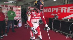 To je nezmar! K motorce dojde o berlích, v cíli počítá body