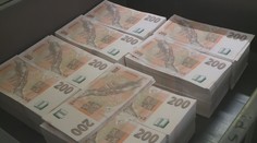 Vláda hledá peníze do rozpočtu. Experti radí propouštění státních zaměstnanců