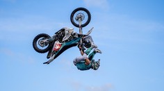 Podmol ukázal nový trik na motorce pro Dakar. Patami tleskl o navigační věž