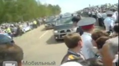TAK TO JE MALÉR! Auto ruského prezidenta Medveděva se rozjelo do davu!