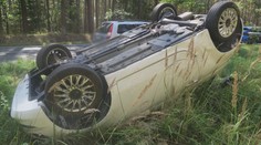 Vážná nehoda na Českolipsku. Srazila se tři auta, mladík nezvládl předjíždění