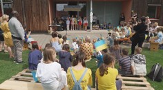 Ukrajinský den na základní škole. Děti společně vařily boršč a zpívaly