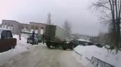 Děsivé VIDEO: Praštěná matka odtáhla dítě přímo pod kola auta!