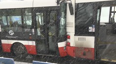 Černý den v Praze! Havarovali policisté i autobusy. Zranilo se 8 lidí