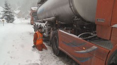 Přívaly sněhu zastavily kamiony. Harrachov je neprůjezdný
