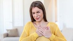 I pálení žáhy může být známkou infarktu. Klíčové příznaky a jak poznat rozdíl