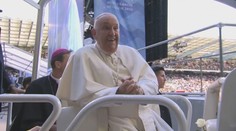 Papež František v Bruselu odsloužil mši. Na stadionu ji sledovaly tisíce lidí