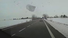 VIDEO: Co dokáže kus ledu ze střechy kamionu? Kra je jako projektil, varuje policie
