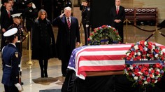 USA truchlí, Georgi Bushovi staršímu se přišel poklonit i Trump