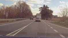 Kvůli pár vteřinám předjížděl přes šrafování i plnou čáru. Ohrozil všechny kolem sebe