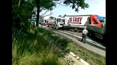 Dálnici zastavily kolony, pět kamionů bylo v sobě