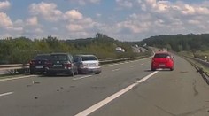 Nehoda v přímém přenosu. Chyba při předjíždění způsobila hromadnou srážku na hradecké dálnici
