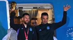 Argentinští hrdinové jsou doma. Přivezli trofej a začínají oslavy s fanoušky