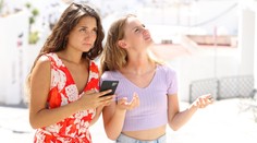 Z dovolené se rodině nemusíte dovolat. Některé země omezují mobilní aplikace