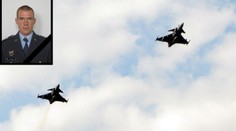 Kamarádi vzdali hold pilotovi Ondřejovi: Při pohřbu s gripeny přeletěli nízko nad Prahou