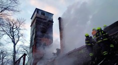 Požár zachvátil Vlčí horu na Děčínsku. Poničil i 130 let starou rozhlednu