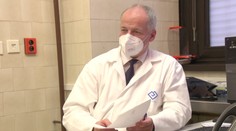 Pozor, teď to píchne! Prymula se ujal očkování. Podává vakcíny v Motole