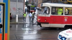 Auto se srazilo v Jablonci nad Nisou s tramvají, jeden zraněný