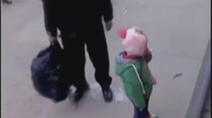Video: Otec se podělil o cigaretu se čtyřletým synem