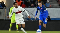 Fotbalista soupeře chytil za dres, ten ho táhl jako sáně. Vtipný faul baví internet