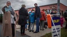 K urnám přišlo nebývale mnoho voličů. Kdo na tom nejvíc vydělal