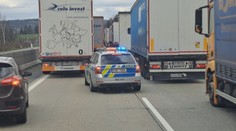 VIDEO: Cestu sanitce museli udělat policisté. Přes kamiony se nedalo projet