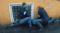 Lupiči vtrhli do bytu seniorky a brali vše cenné. Policie už má podezřelé