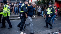 Karneval se zvrhnul: Ulice Londýna se změnily v bojiště
