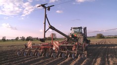 Traktor při nehodě strhl elektrické vedení, lidé byli bez proudu