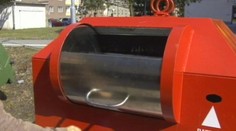 Mladíka uvěznil kontejner! Vyprostit ho museli až hasiči