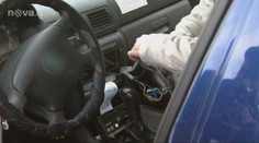 Gang zlodějů se specializoval na navigace. Zloděj-gentleman pak auta uklidil a zamkl