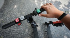 Šílená jízda na koloběžce. Muži naměřili rychlost 118 km/h